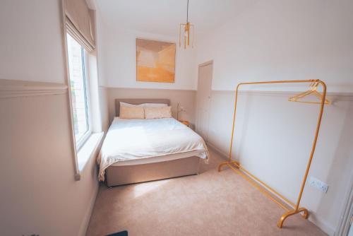 Postel nebo postele na pokoji v ubytování Navy Place - Central Location - Free Parking, FastWifi, SmartTV with Netflix by Yoko Property