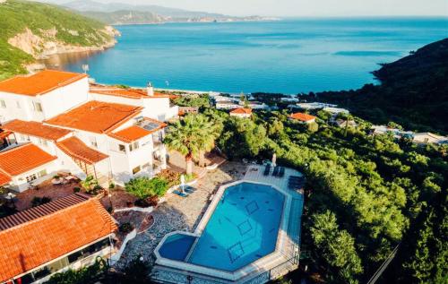 einen Luftblick auf eine Villa mit einem Pool in der Unterkunft Villa Kallithea in Parga