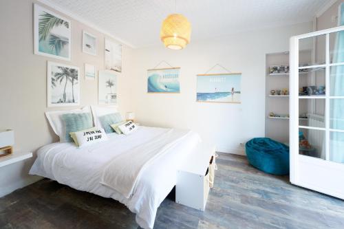 a white bedroom with a large white bed in it at Villa standing Biarritz in Biarritz