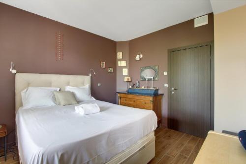 ein Schlafzimmer mit einem großen weißen Bett und einem Spiegel in der Unterkunft - L'Idylle de Clamart - in Clamart