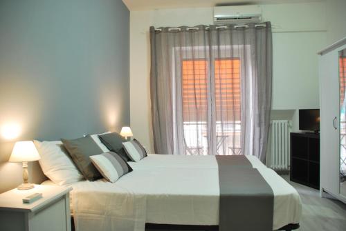 Un dormitorio con una cama grande y una ventana en Victoria Apartment, en Roma