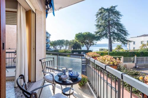 a balcony with a table and chairs and a view of the ocean at Spiaggia d'oro Apartment Lake View in Montecucco