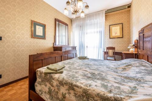 a bedroom with a large bed in a room at Spiaggia d'oro Apartment Lake View in Montecucco