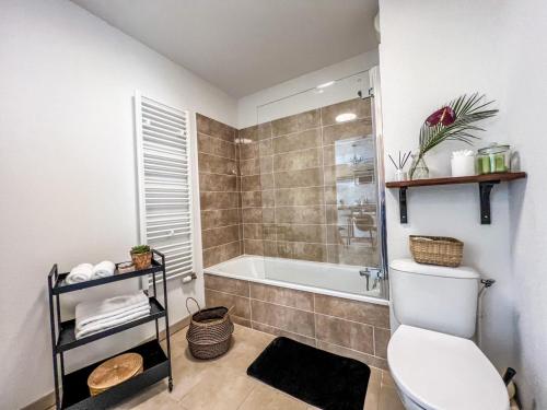 uma casa de banho com um WC e uma banheira em Charmant Cocon Nature Toulouse em Toulouse