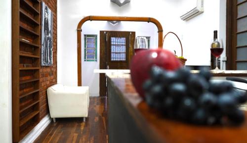 eine Küche mit einer Theke mit schwarzem Obst darauf in der Unterkunft Casa antiga, linda ótima localização prox ao shopping in Porto Alegre