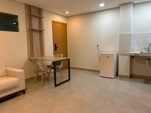 un soggiorno con tavolo e frigorifero di Loft Solaris Apart Hotel - Suíte - Apt N104 a João Câmara