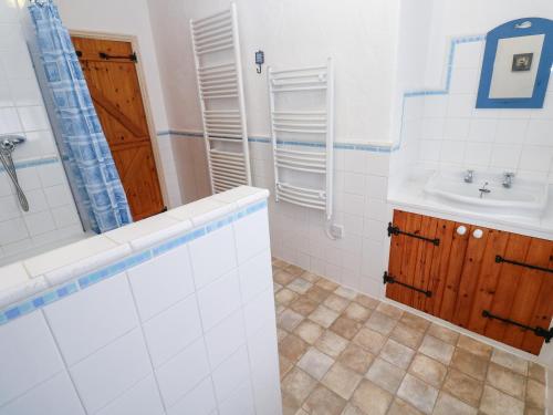 a bathroom with a tub and a sink and a mirror at Honeycrock in Cubert