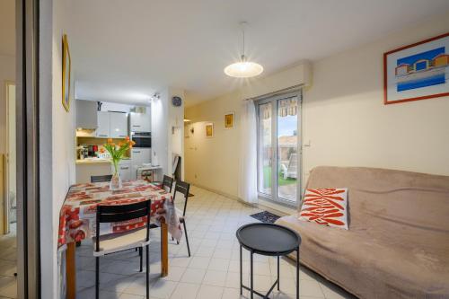 un salon avec une table et un canapé dans l'établissement Riviera Beach Anemone, à Roquebrune-Cap-Martin