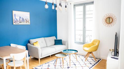 un salon avec un canapé et une table dans l'établissement Les Rives du Clain - Sublime T4 au bord de l'eau, à Poitiers