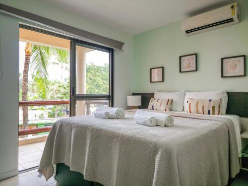 um quarto com uma cama grande e toalhas em Cumbuco Dream Village 602 V em Cumbuco