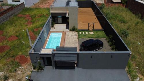 uma vista superior de uma casa com um carro no telhado em Beach House Olímpia - Casa Temporada em Olímpia