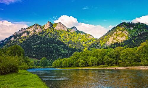 vista su un fiume con montagne sullo sfondo di Orkiszówka a Szczawnica