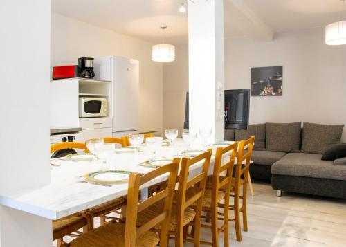 Montamisé的住宿－"Peace & love house" en campagne de Poitiers，厨房以及带桌椅的起居室。