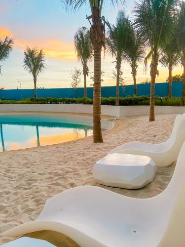 Kolam renang di atau dekat dengan JD Serviced Suite at Azure North Pampanga