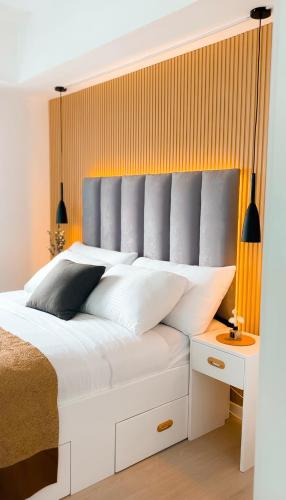 Katil atau katil-katil dalam bilik di JD Serviced Suite at Azure North Pampanga