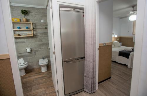 Habitación con baño con nevera y aseo. en UNIQUE APT. W/POOL- ACROSS THE BEACH-WIFI-A/C, en Alicante