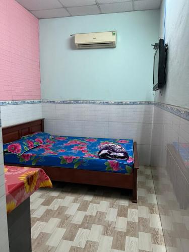a small room with a bed and a air conditioner at Nhà Nghỉ SAM SILK in Quy Nhon