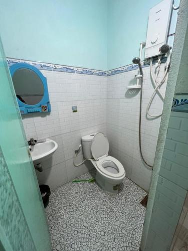 La salle de bains est pourvue de toilettes et d'un lavabo. dans l'établissement Nhà Nghỉ SAM SILK, à Quy Nhơn