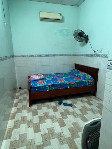 - une chambre avec un lit et une lampe au sol dans l'établissement Nhà Nghỉ SAM SILK, à Quy Nhơn