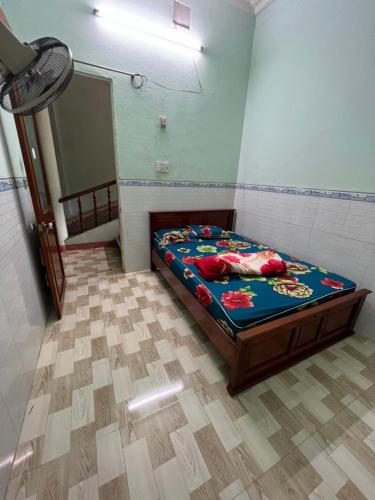 - une chambre avec un lit dans l'établissement Nhà Nghỉ SAM SILK, à Quy Nhơn