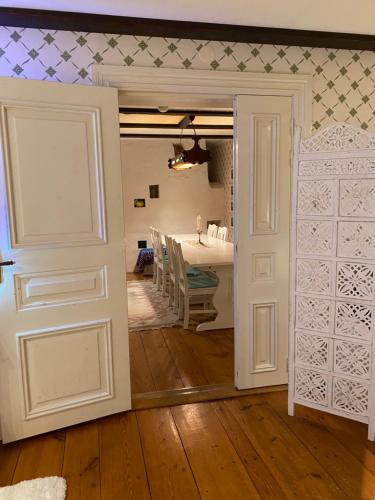 een open deur naar een eetkamer met een tafel bij Brunstorpsgård Bränneriet in Huskvarna