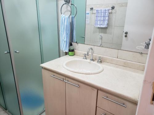 a bathroom with a sink and a shower at Metro pra da árvore in Sao Paulo