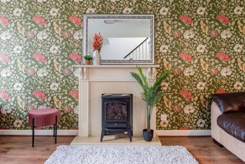 uma sala de estar com lareira e espelho em Rest & Recharge at Mapledon House (15mins to City Centre) em Manchester