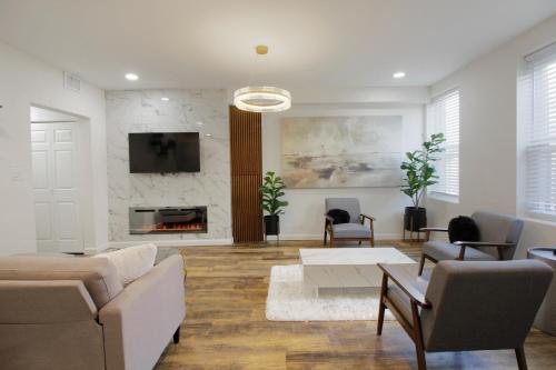 sala de estar con sofá y chimenea en Butler House Penthouse 3BR Fireplace en Pittsburgh
