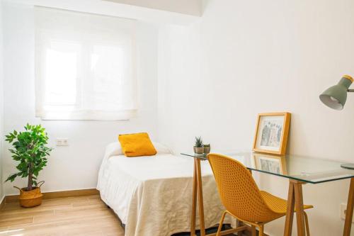 a bedroom with a bed and a glass table at Magnífico apto. pleno centro Almeria in Almería