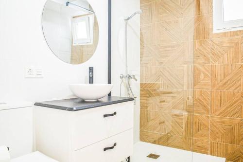 a bathroom with a sink and a shower with a mirror at Magnífico apto. pleno centro Almeria in Almería