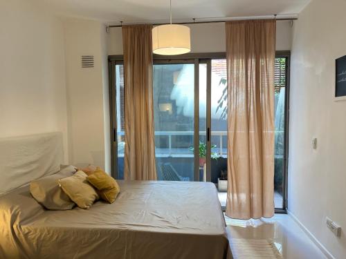 1 cama con 2 almohadas en una habitación con ventana en Amazing and comfort studio next to Libertador avenue en Buenos Aires