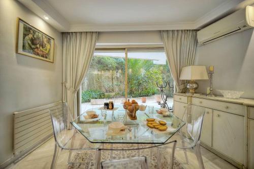 una mesa de cristal con comida en la cocina en Rocher Saint Georges spacieux 3P jardin piscine, en Cannes