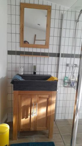 a bathroom with a sink and a mirror at Casa d'Olivier chambre d'hôtes in Arles