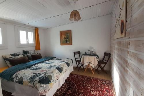 Casa d'Olivier في آرل: غرفة نوم فيها سرير وطاولة فيها