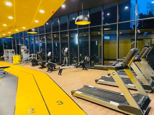 - une salle de sport avec tapis de course et machines elliptiques dans l'établissement NEU Suites Cozy Minimalist#KLCC#2BR#Relax#Netflix, à Kuala Lumpur