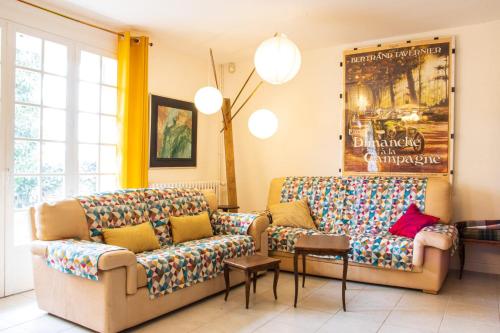 uma sala de estar com um sofá e uma mesa em Le gîte campagnard à 10 min de Poitiers em Migné-Auxances