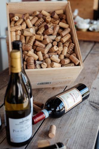 a bottle of wine and a box of wine corks at Schippershuis Terherne in Terherne