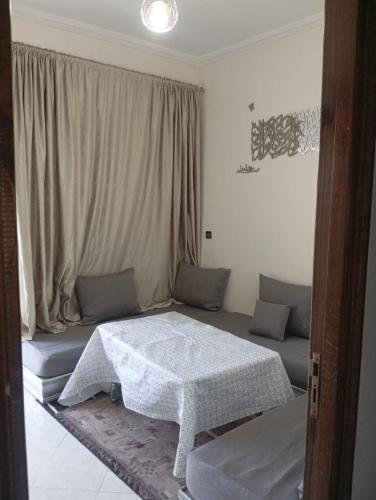 a room with a couch with a table in it at إقامة النور قرب مرجان مغوغة in Tangier