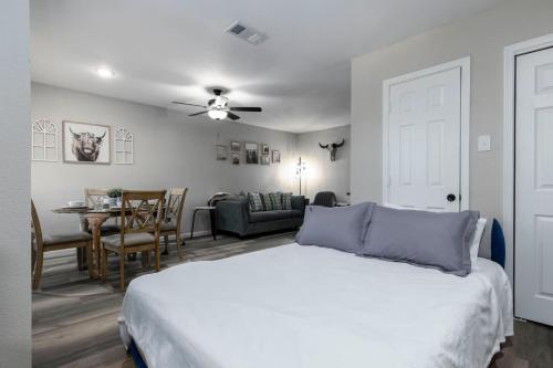 um quarto com uma cama e uma sala de jantar em Lux Modern Getaway with ATT Stadium Views and King Bed em Arlington