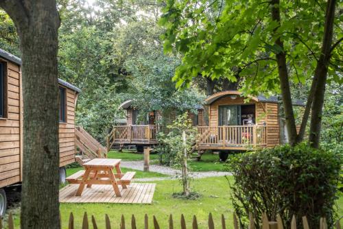 a log cabin with a picnic table in the yard at CityKamp Paris in Paris