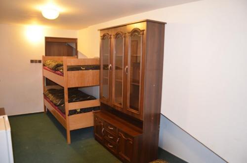 Habitación con 2 literas y armario de madera. en Ubytování Česká Skalice, en Česká Skalice