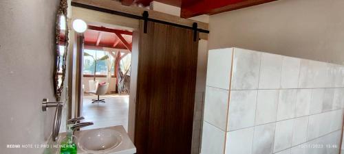 un baño con lavabo y espejo en My Suite with views of Cali, en Cali