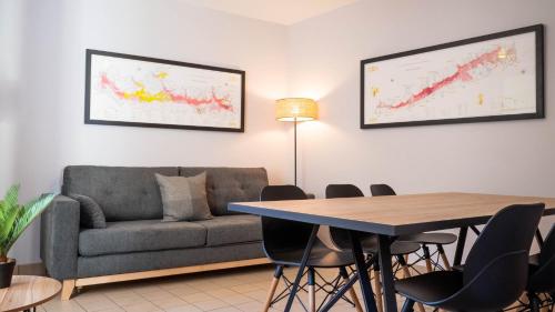 un salon avec un canapé et une table dans l'établissement Le Havre Citadin - Maison de ville à Poitiers, à Poitiers