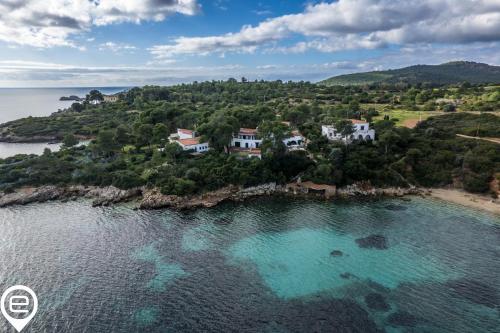 una vista aerea di una casa su un'isola in acqua di Alghero Sea Whisper a Fertilia