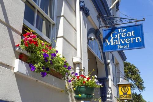 um sinal para o grande hotel Maven e flores num edifício em Great Malvern Hotel em Great Malvern