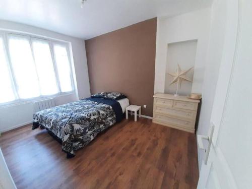 a bedroom with a bed and a dresser and window at Résidence du Houx - 1 (Astérix, Aéroport CDG, Chantilly, Parc des expos...) in Survilliers