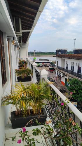 un balcone di un edificio con delle piante sopra di Hotel Casa de las Dos Palmas -Hotel Boutique a Puerto Berrío