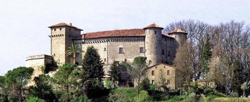een groot kasteel met twee torens bovenop een heuvel bij C. Giarelli in Monti di Licciana Nardi
