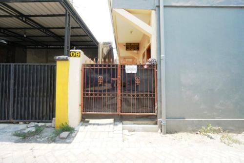 un cancello di fronte a un edificio con di OYO 93300 Homestay Puri Anggrek Syariah - Wage a Sidoarjo