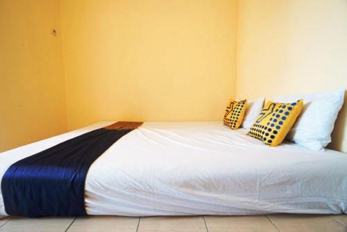 Postel nebo postele na pokoji v ubytování OYO 93300 Homestay Puri Anggrek Syariah - Wage